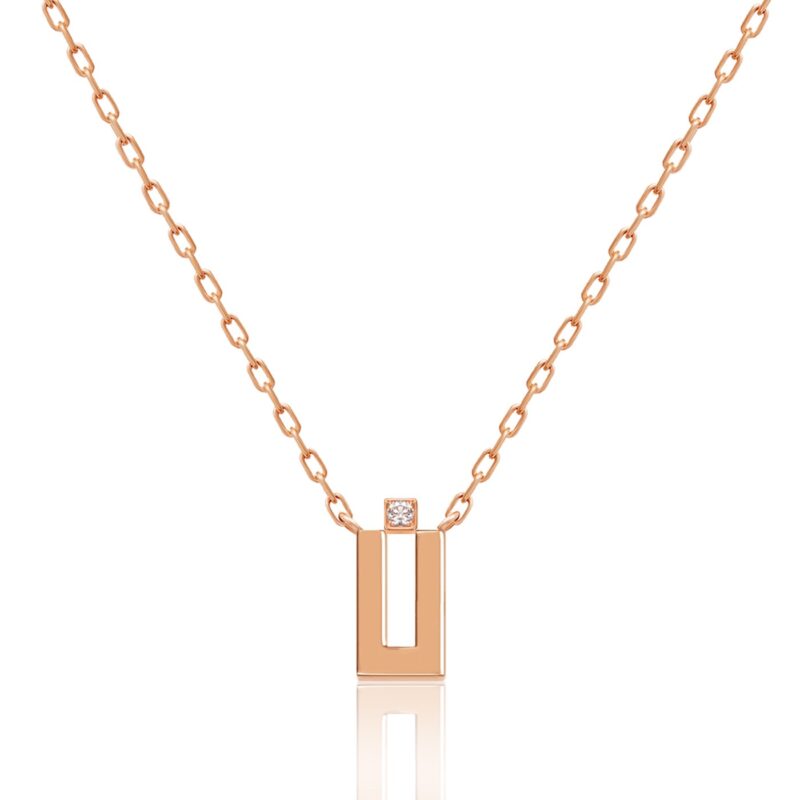 سلسال Harfi Noon Necklace بتصميم ذهبي وردي وسلسلة ربط بارزة، مع قلادة مركزية بشكل مربع وحجر لامع يعكس الضوء.