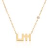 قلادة Harfi Seen Necklace من Yataghan Jewellery بسلسلة ذهبية وقطعة حروف بارزة مع حجر كريم دائري في الطرف.