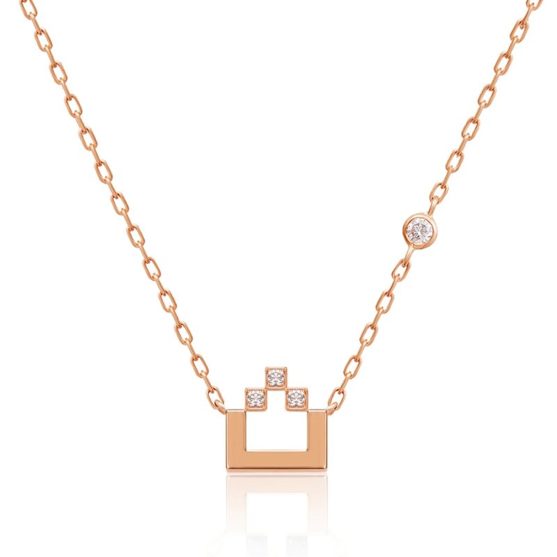 قلادة Harfi Tha Necklace بتصميم ذهبي وردي وسلسلة حلقات مع إكسسوارات مربعة مرصّعة بحجر لامع.