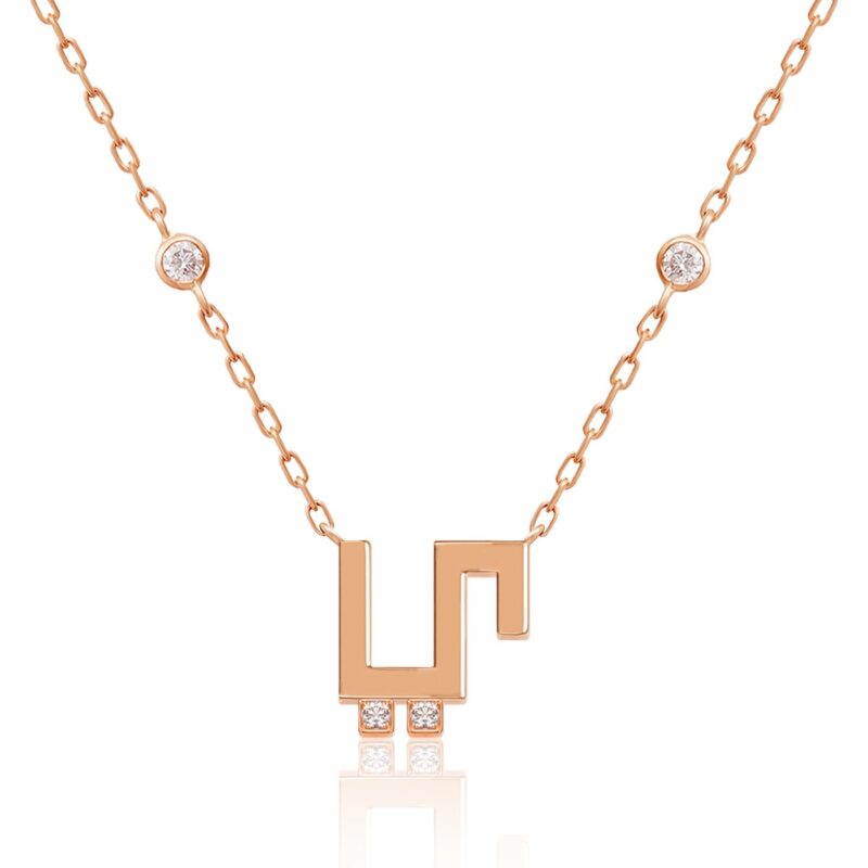 قلادة Harfi Ya Necklace بتصميم ذهبي وردي وسلسلة حلقات، تتوسط حرف Ya مرصّع بأحجار صغيرة ولمعان أنيق.