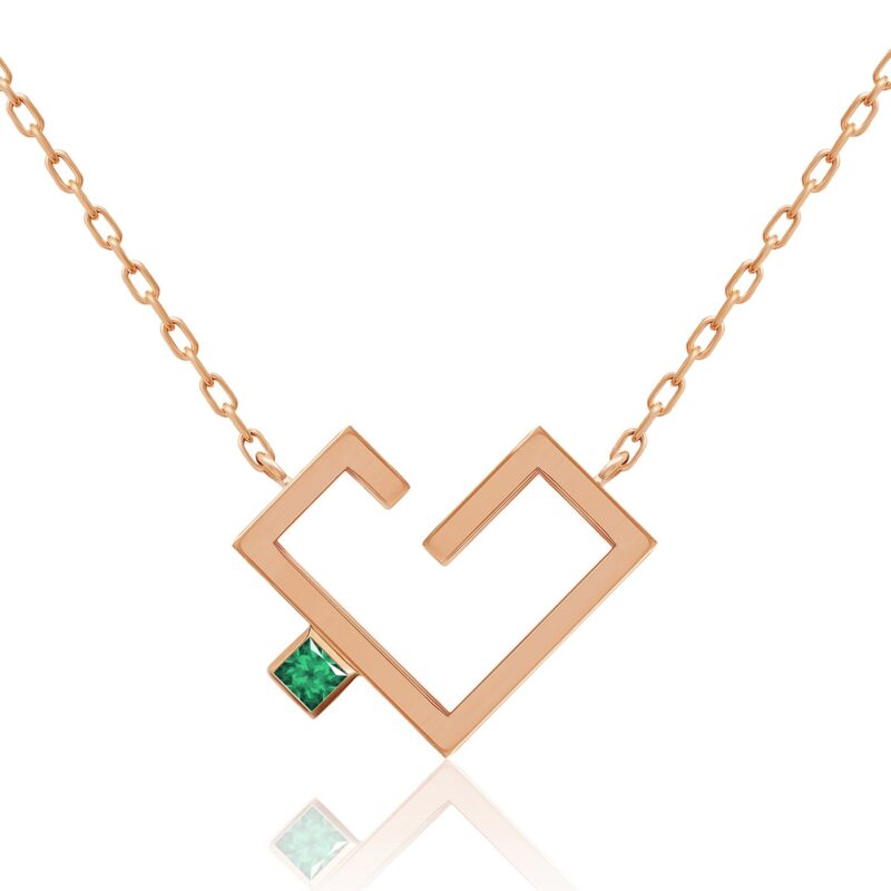 تفاصيل سلسلة Hubb Solid Gold Necklace بتصميم روز جولد مع حرف H بارز وحجر أخضر لامع، وسلسلة روابط دقيقة بلمعة فاخرة.