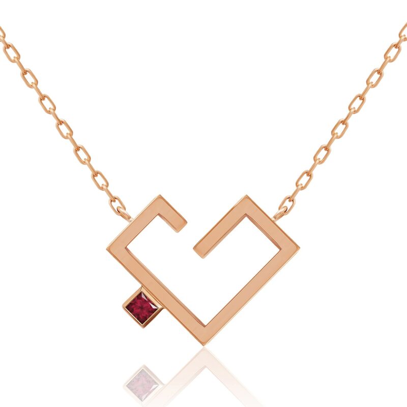 قلادة Hubb Solid Gold Necklace بسلسلة روزغولد وروابط متداخلة، مع حرف هندسي بارز وحجر أحمر مربع يضفي لمسة من الأناقة الخالدة.