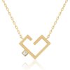 قلادة Hubb Solid Gold Necklace بسلسلة ذهبية معدنية وروابط متشابكة، مع مُعلّق كبير على شكل حرف هندسي مرصّع بحجر متلألئ.