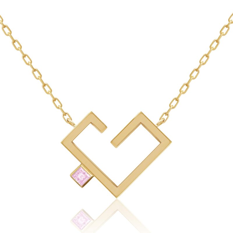 قلادة Hubb Solid Gold Necklace بتصميم ذهبي أصفر على شكل حرف H مع حجر وردي داخل الإطار، سلسلة ذهبية متشابكة وإبرازات لامعة.