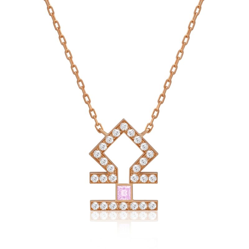 قلادة برج الميزان من Yataghan Jewellery بسلسلة ذهبية وردية وحلية حجر وردي محاطة بأحجار لامعة.