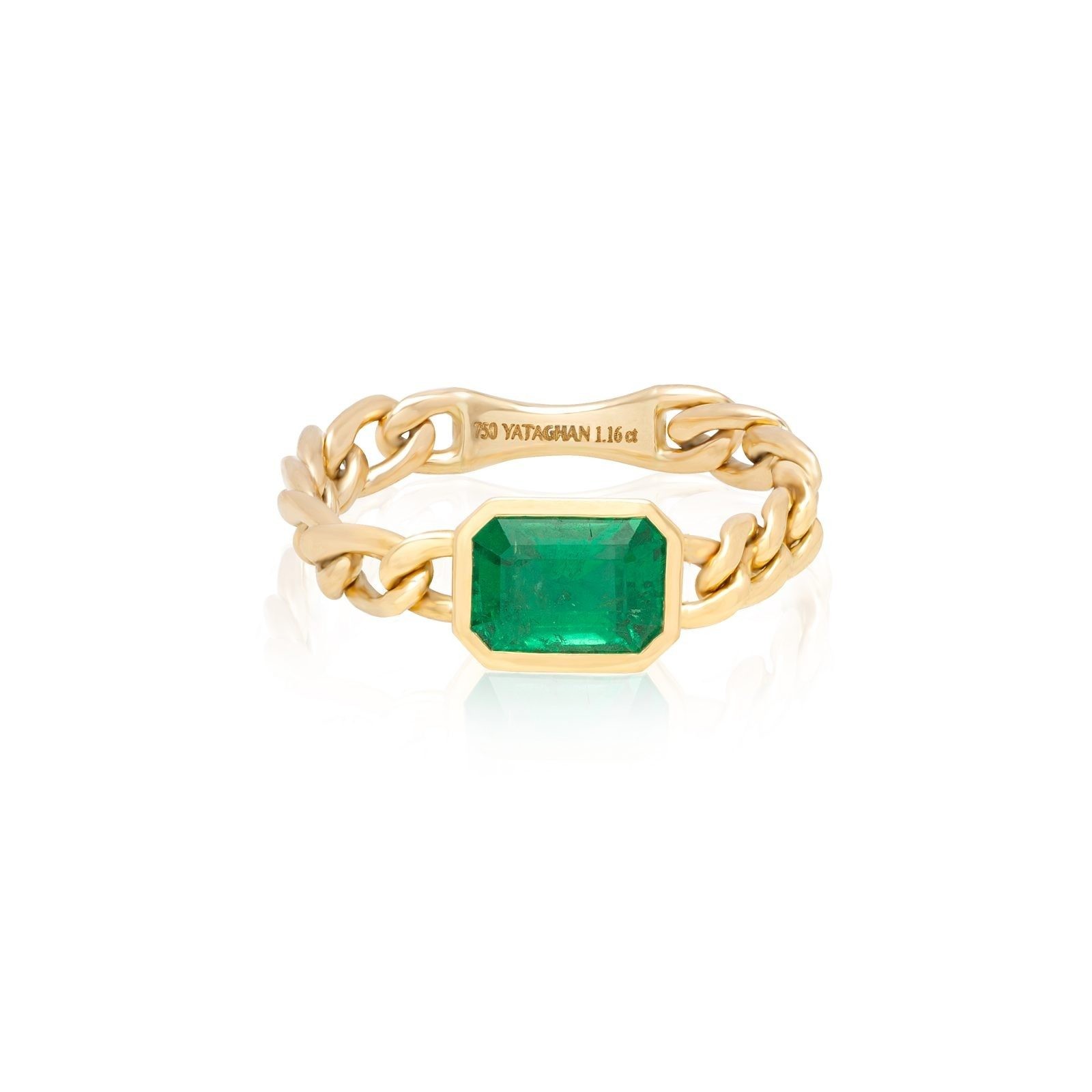 خاتم Vintage Ring بسلسلة سميكة بلون ذهبي مع حجر زمردي أخضر بتصميم بارز على شكل مستطيل مثمن.