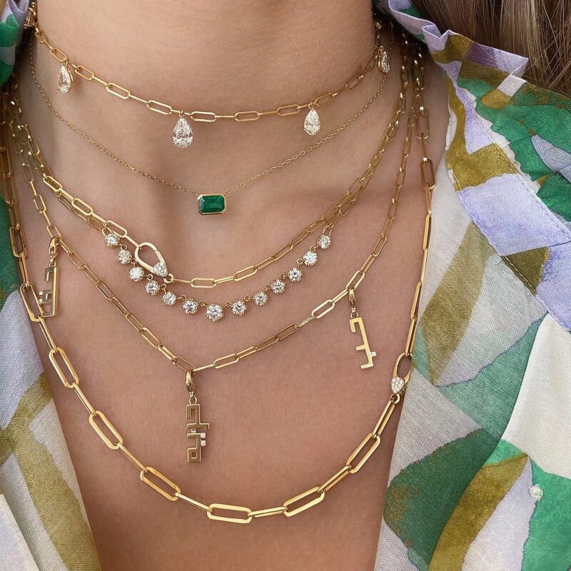 قلادة VINTAGE HEXAGON NECKLACE من Yataghan Jewellery بسلاسل ذهبية وقلادة ماسية خضراء بشكل سداسي مع أحجار لامعة متدرجة