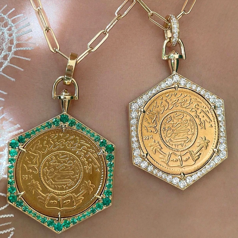 منظر بديل لـ Ginea Necklace in Emeralds (Bail in Gold & Clasp in Diamonds)