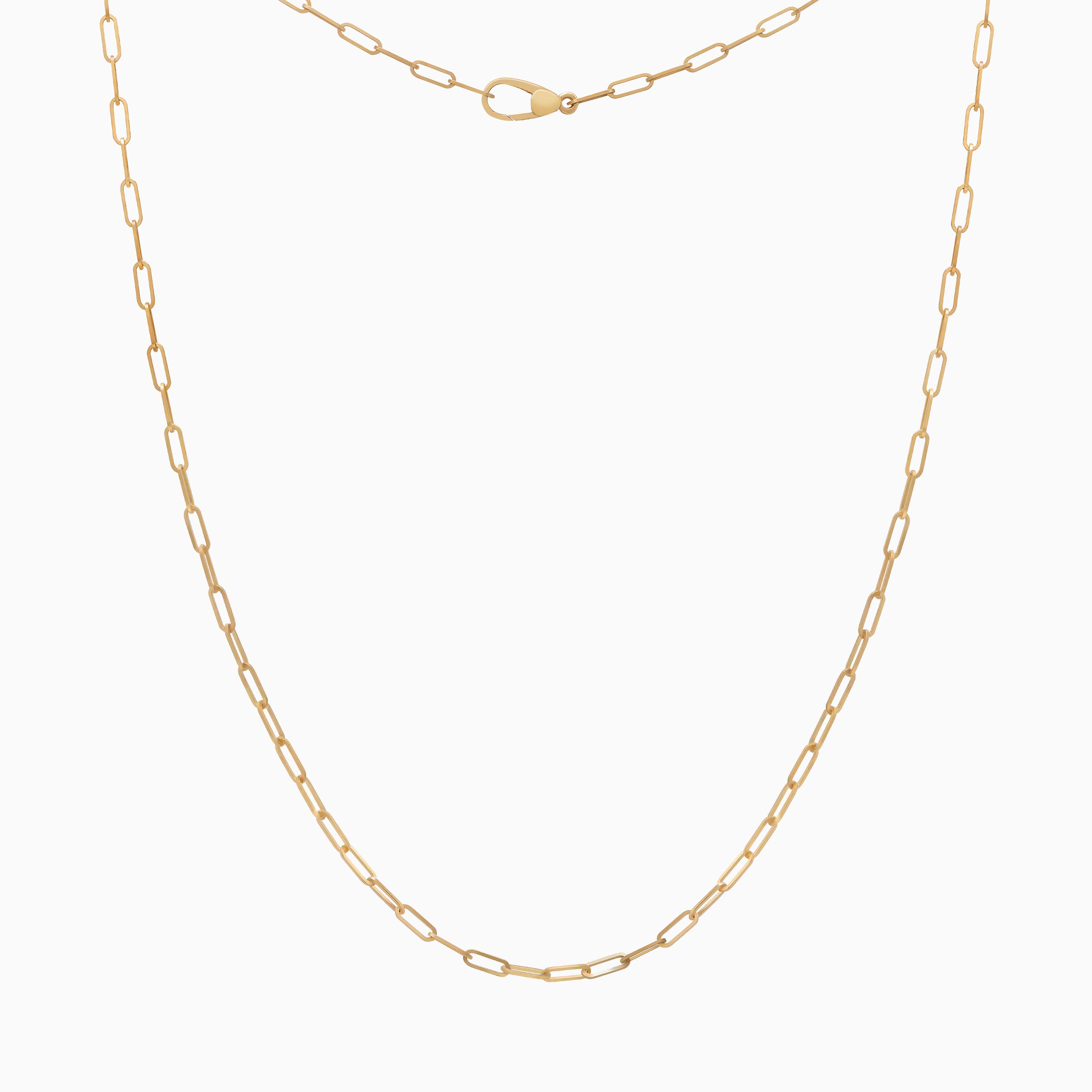 قلادة جينية بزمرد أخضر وحلية ذهبي من Yataghan Jewellery، بسلسلة روابط حلقية وبازوكة قابلة للإغلاق على خلفية بيضاء.